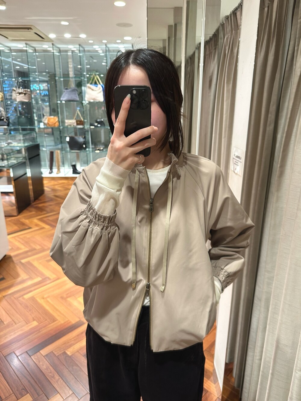 ベージュ系のブルゾン、グレー系のその他パンツ、ホワイト系のTシャツ/カットソーを着用したレディースの秋コーディネートの4枚目の写真