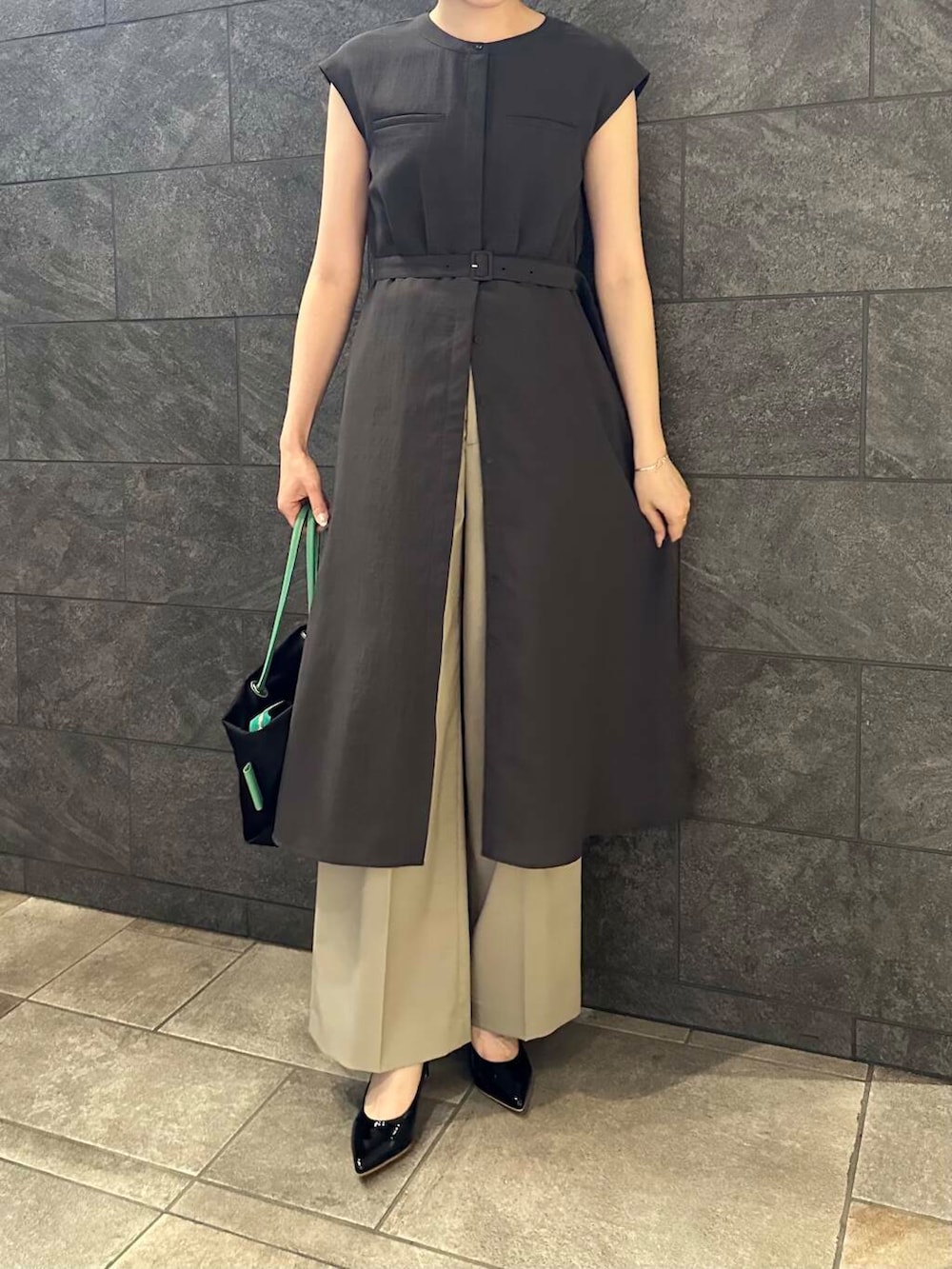 ブラック系のパンプス、ブラウン系のその他パンツ、グレー系のワンピースを着用したレディースの夏コーディネートの5枚目の写真