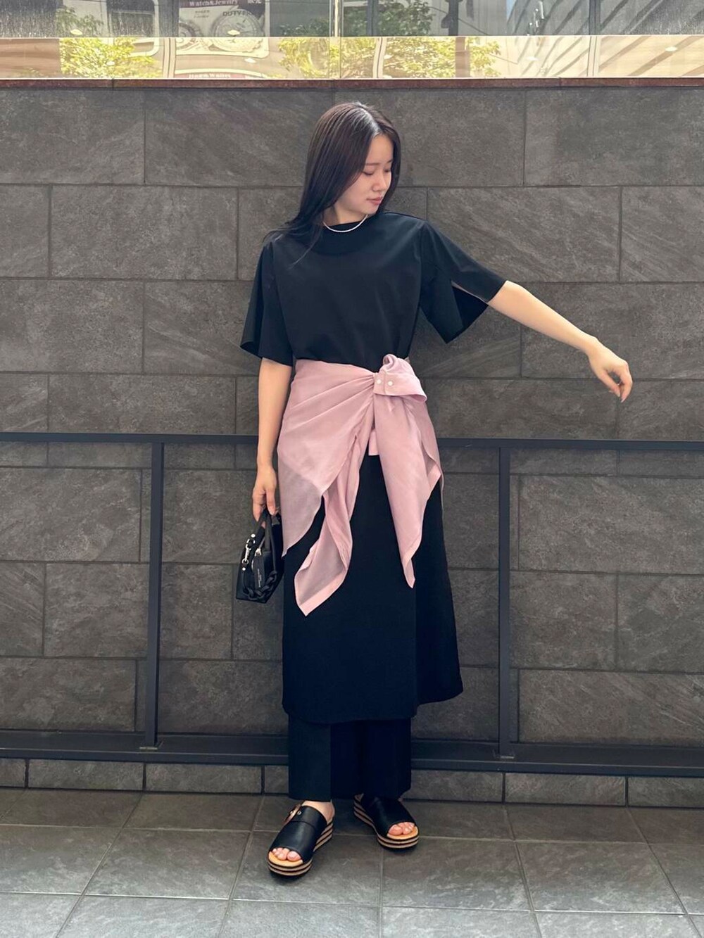 ブラック系のその他パンツ、ピンク系のシャツ/ブラウス、ブラック系のワンピースを着用したレディースの夏コーディネートの4枚目の写真