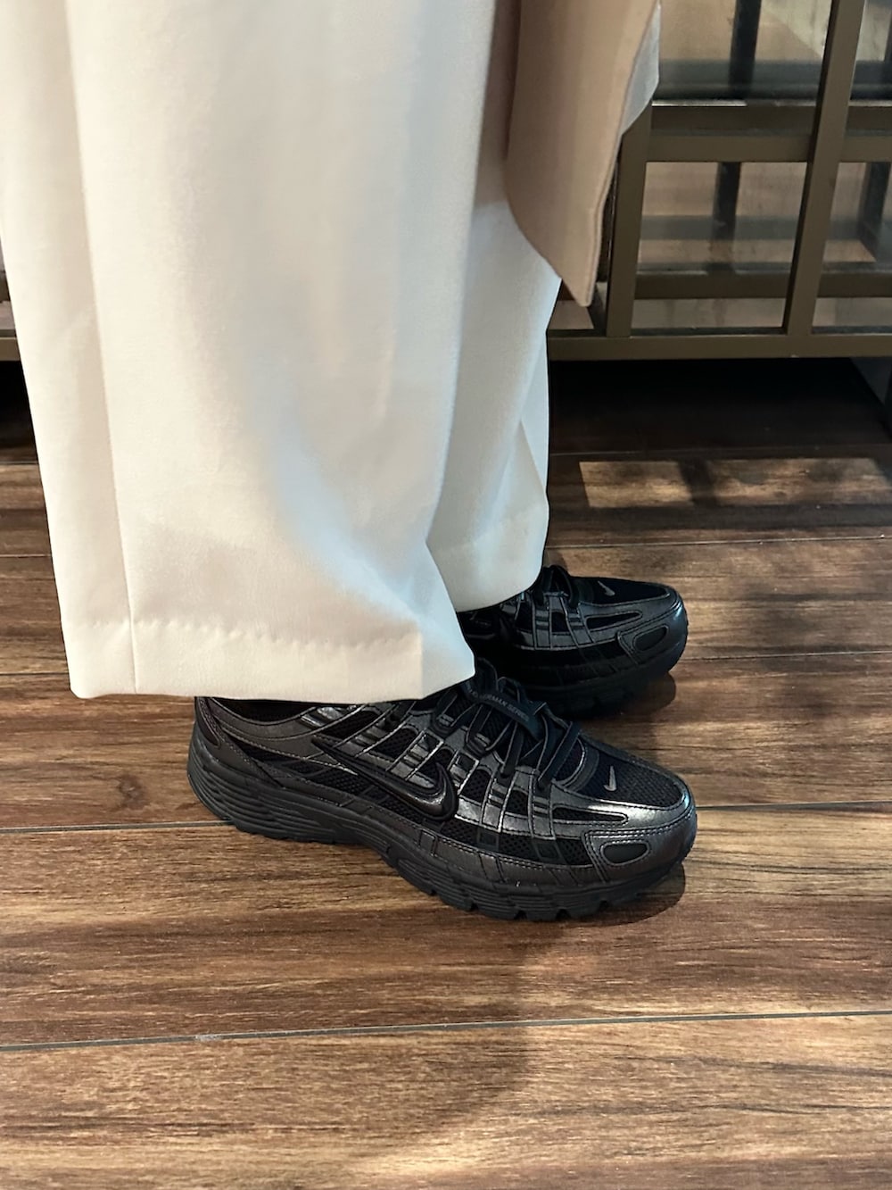 ベージュ系のその他アウター、ブルー系のその他トップス、ブルー系のその他パンツを着用したレディースの春コーディネートの6枚目の写真