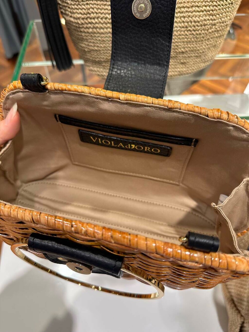 レッド系のサンダル、ブラック系のワンピース、ブラック系のその他アウターを着用したレディースの春コーディネートの7枚目の写真