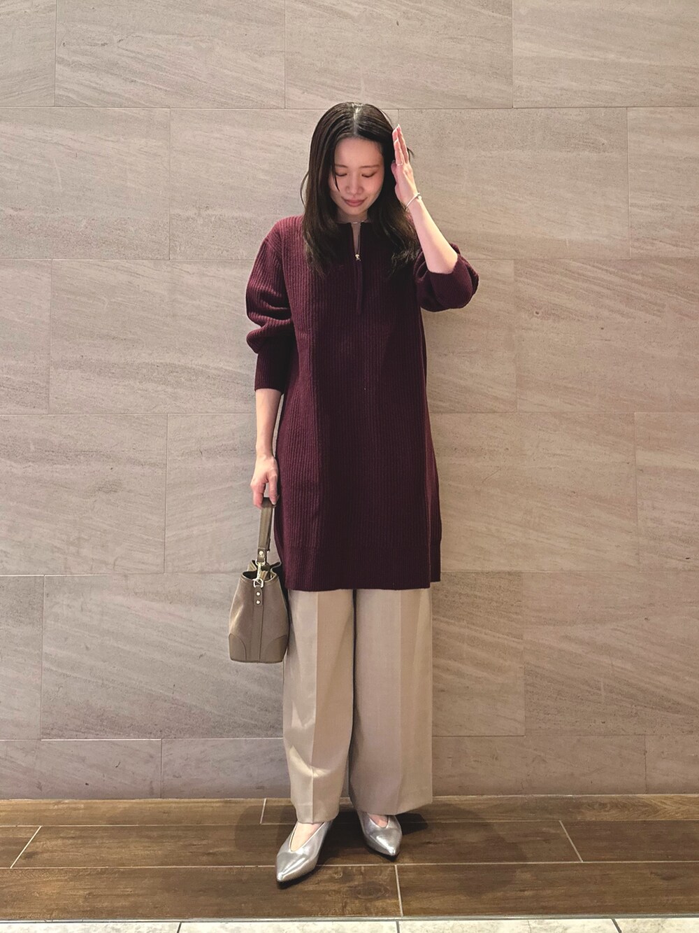レッド系のワンピース、ベージュ系のその他パンツ、シルバー系のパンプスを着用したレディースの秋コーディネートの2枚目の写真