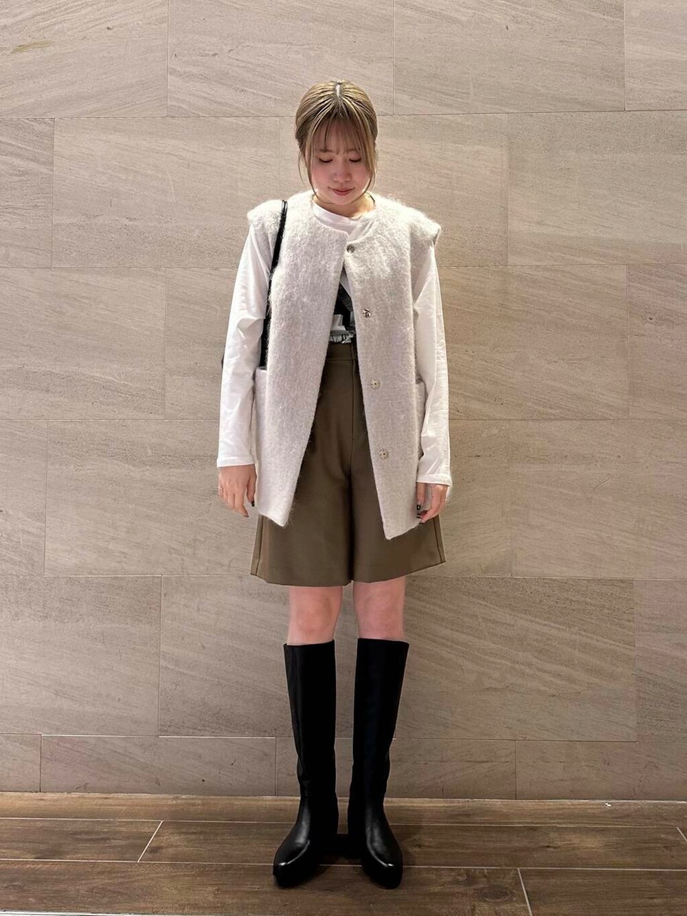 ブラック系のトートバッグ、ブラック系のブーツ、ブラウン系のその他パンツを着用したレディースの秋コーディネートの4枚目の写真