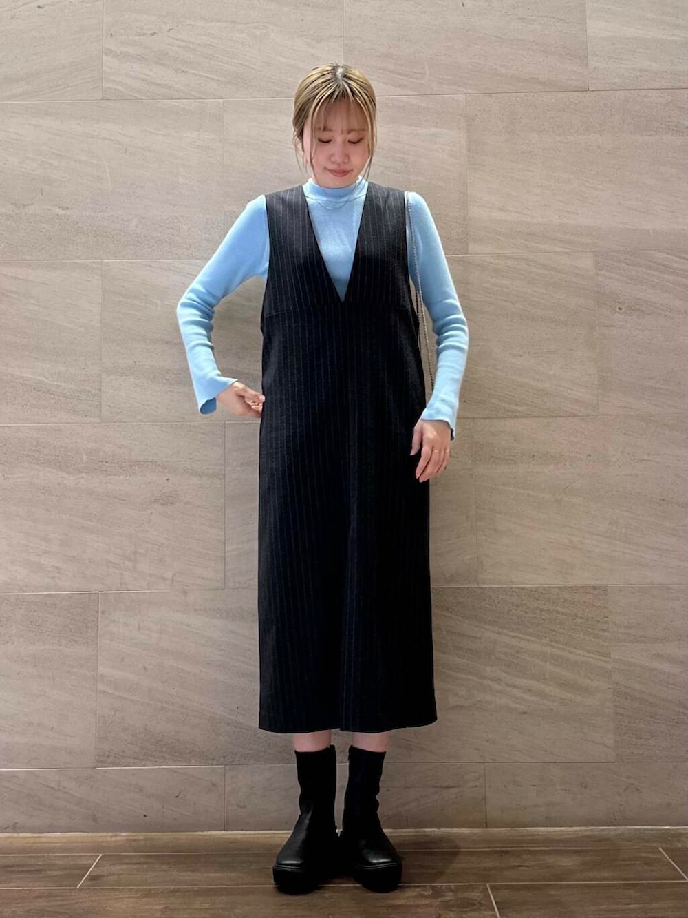 ブラック系のブーツ、ブルー系のワンピース、ブルー系のニット/セーターを着用したレディースの秋コーディネートの2枚目の写真
