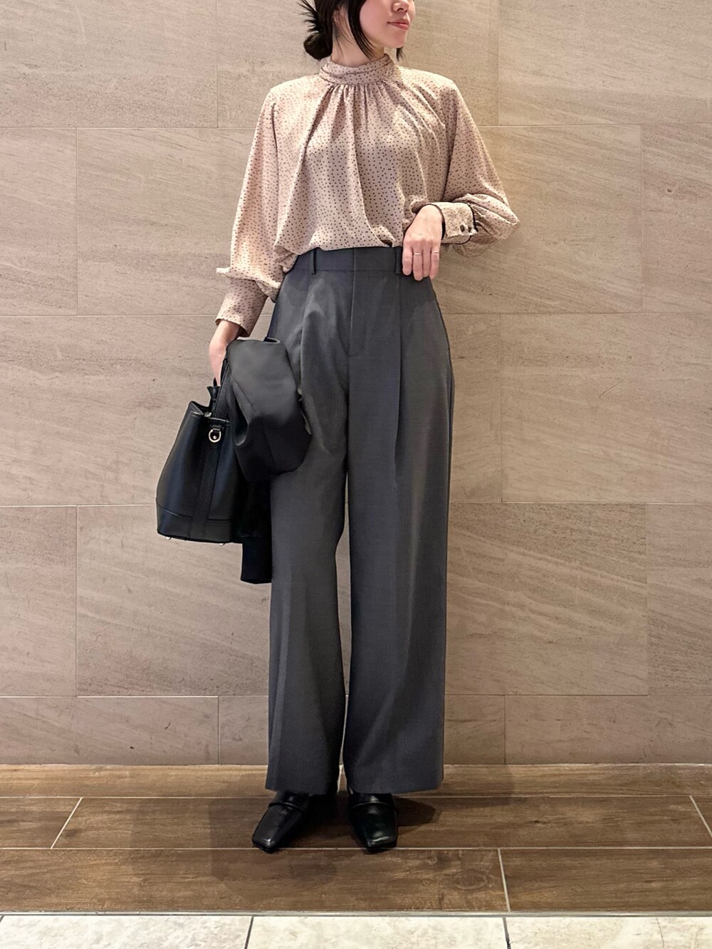 グレー系のその他パンツ、ブラック系のブルゾン、ブラック系のハンドバッグを着用したレディースの秋コーディネートの5枚目の写真