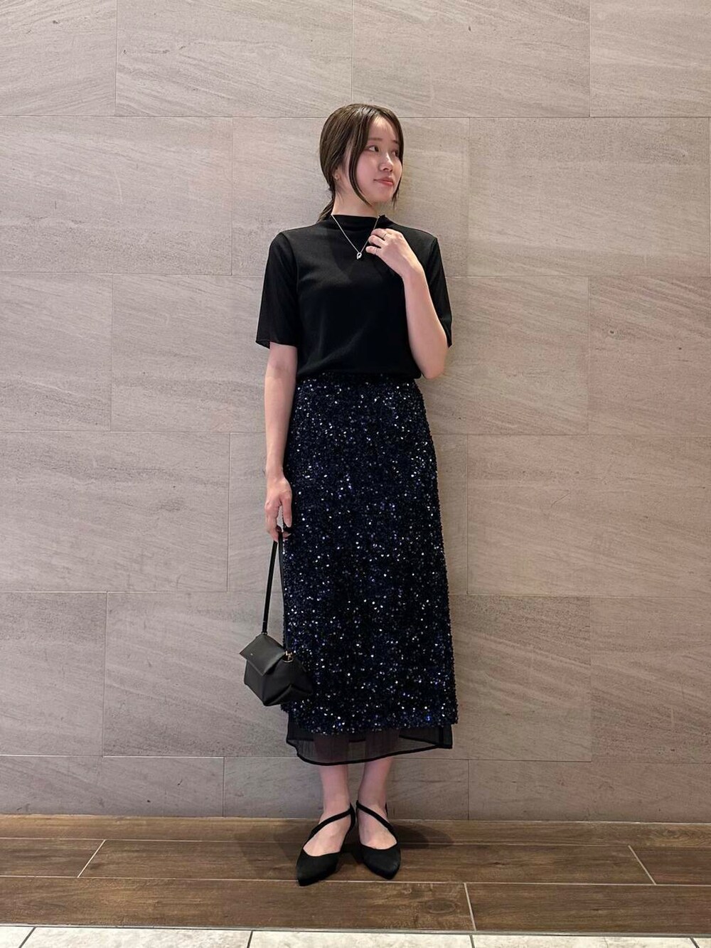 ブルー系のスカート、ブラック系のTシャツ/カットソー、シルバー系のネックレスを着用したレディースの夏コーディネートの4枚目の写真