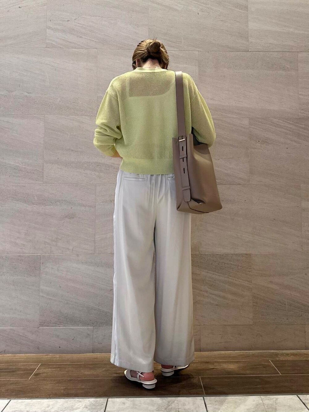 ベージュ系のその他パンツ、ホワイト系のサンダル、ベージュ系のトートバッグを着用したレディースの春コーディネートの5枚目の写真