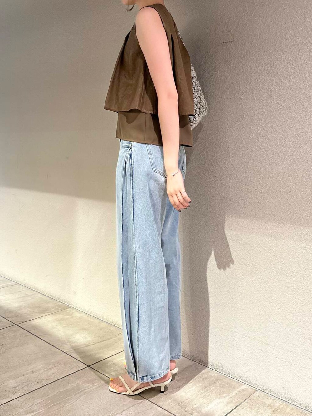ホワイト系のサンダル、ブラウン系のシャツ/ブラウス、ブルー系のデニムパンツを着用したレディースの夏コーディネートの5枚目の写真
