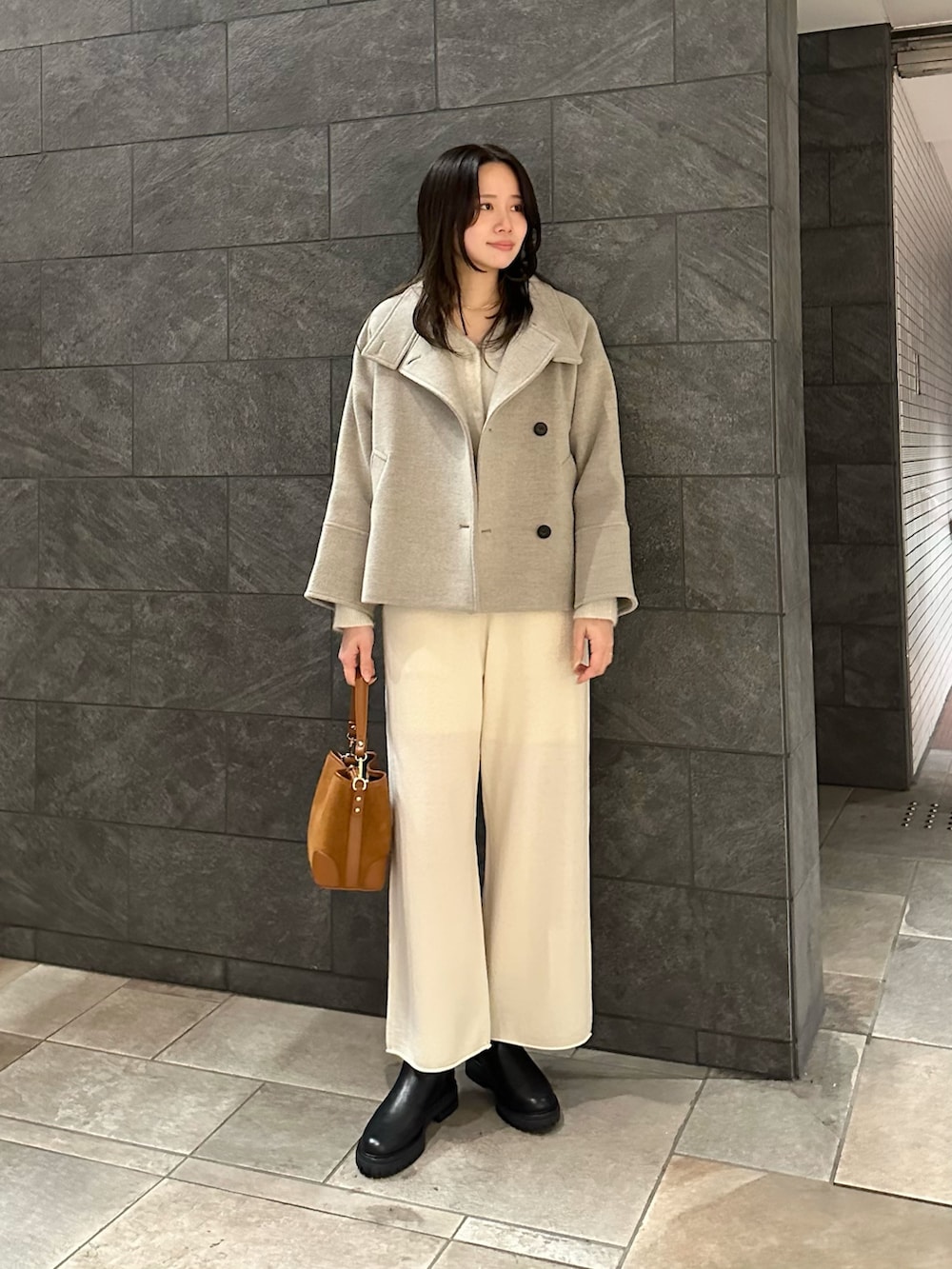 ホワイト系のカーディガン/ボレロ、ホワイト系のその他パンツ、ブラウン系のハンドバッグを着用したレディースの冬コーディネートの3枚目の写真