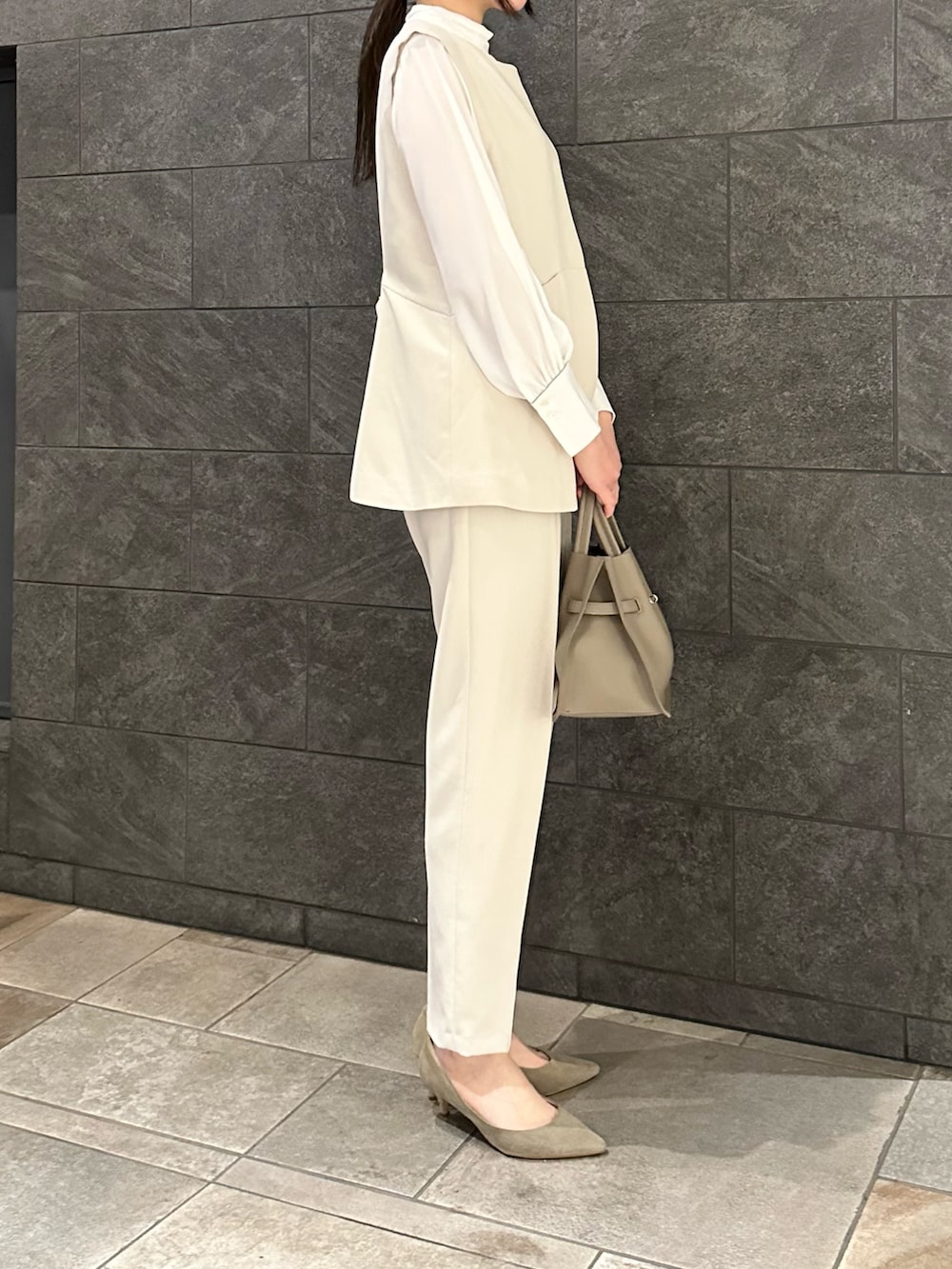 ホワイト系のセットアップ、ベージュ系のトートバッグ、ブラウン系のその他アウターを着用したレディースの冬コーディネートの5枚目の写真