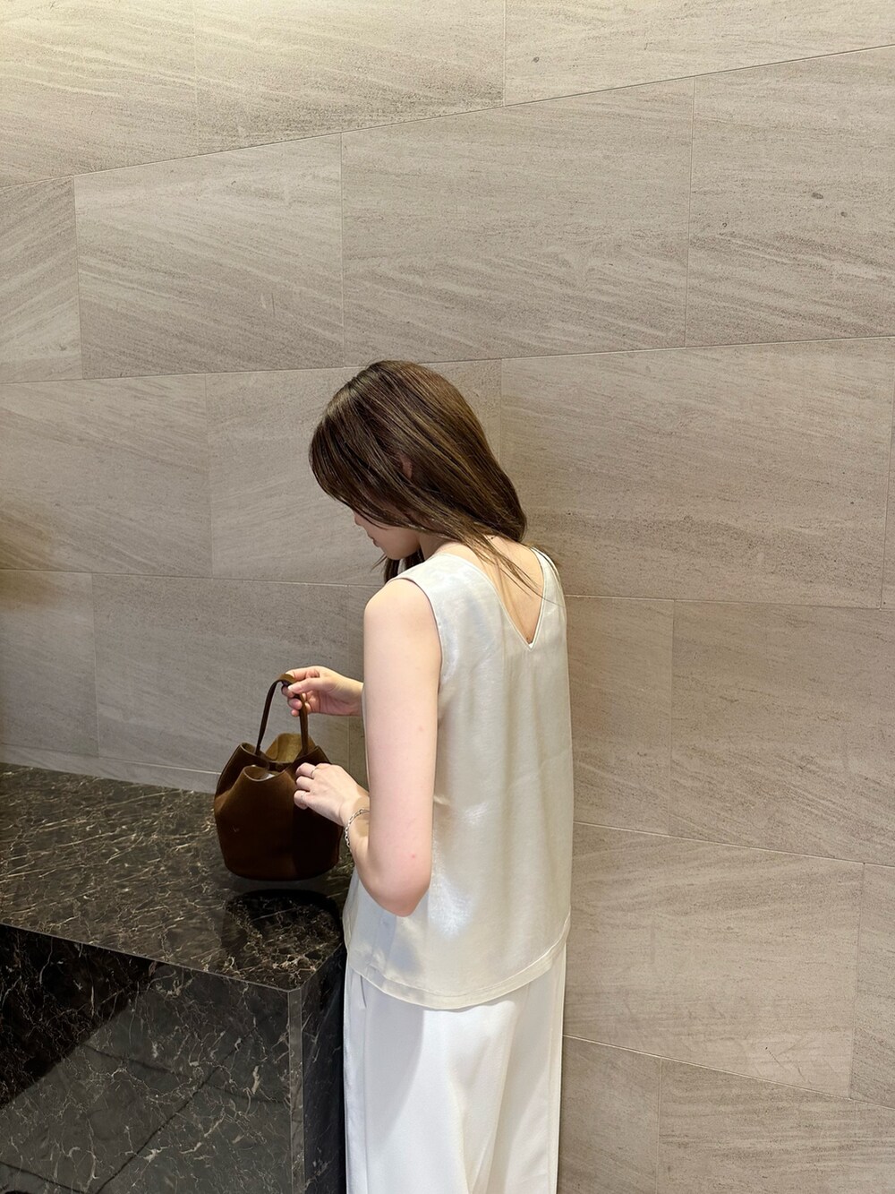 ホワイト系のその他トップス、ホワイト系のスニーカー、ホワイト系のその他パンツを着用したレディースの夏コーディネートの4枚目の写真