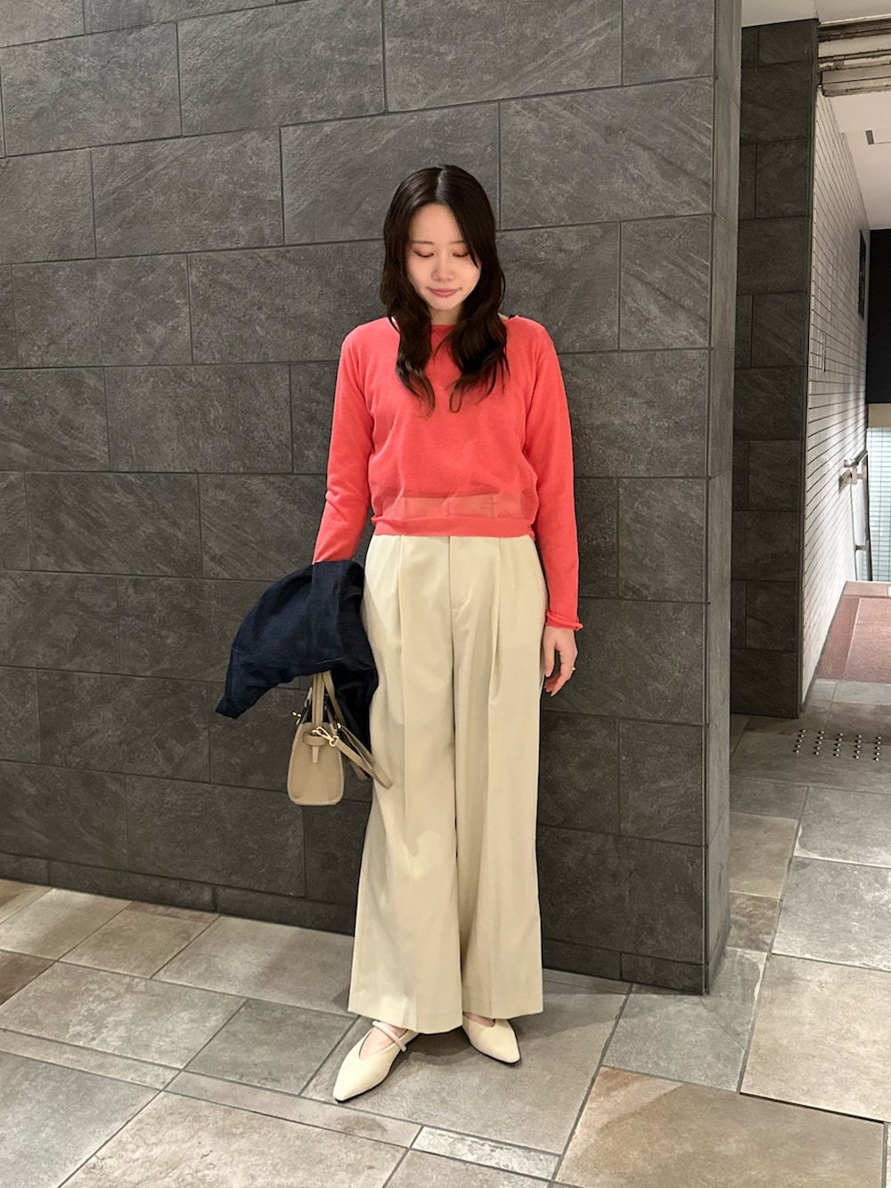 ブルー系のデニムジャケット、ベージュ系のその他パンツ、ピンク系のニット/セーターを着用したレディースの冬コーディネートの2枚目の写真