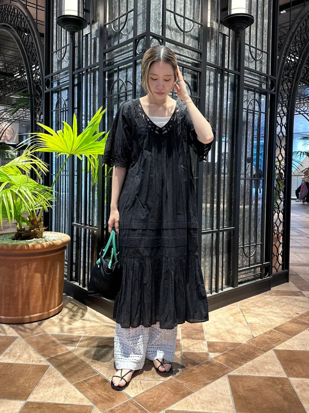 その他のトートバッグを着用したレディースの春コーディネートの2枚目の写真