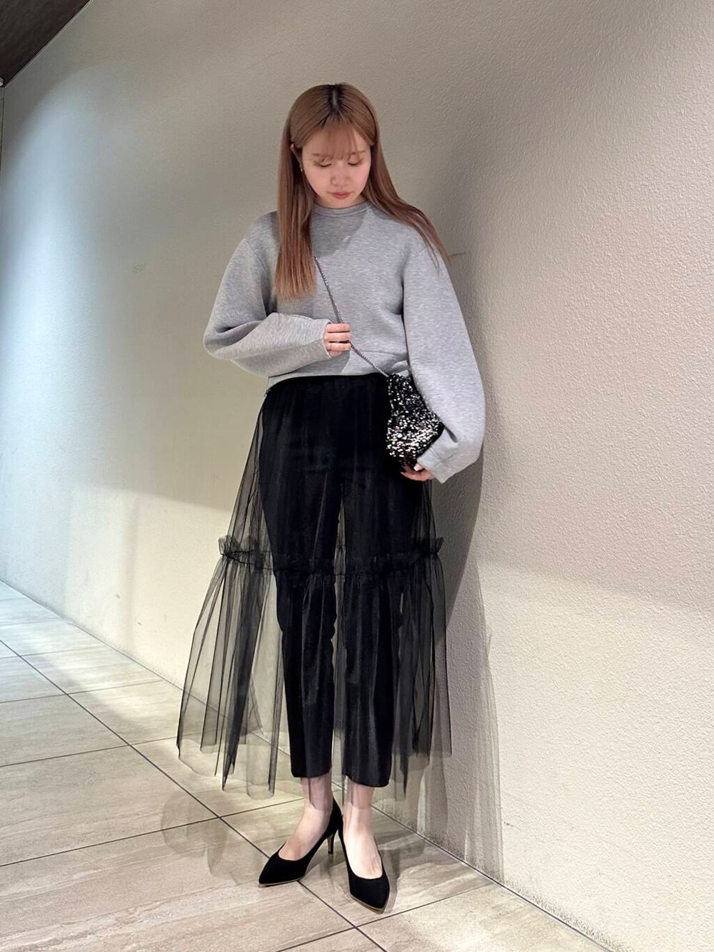 ブラック系のパンプス、シルバー系のショルダーバッグ、ブラック系のその他パンツを着用したレディースの秋コーディネートの2枚目の写真