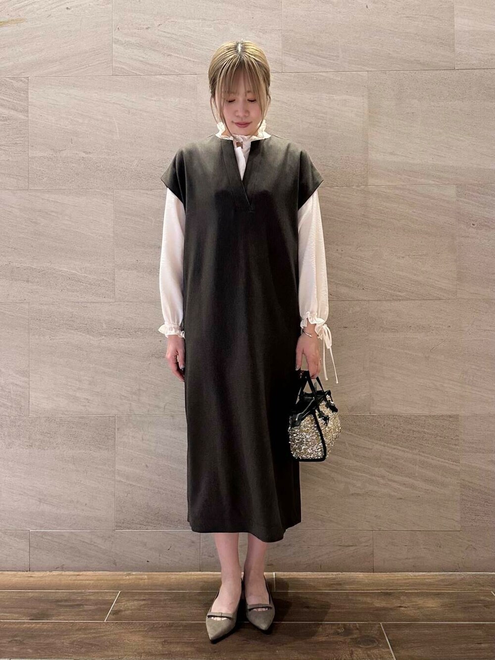 グレー系のパンプス、ホワイト系のシャツ/ブラウス、ブラウン系のワンピースを着用したレディースの秋コーディネートの4枚目の写真