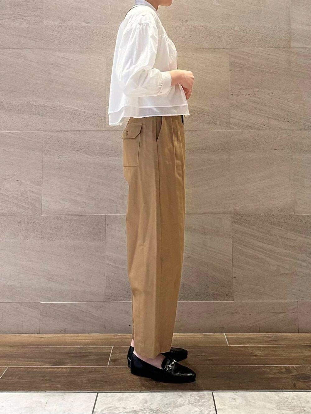 その他のショルダーバッグ、イエロー系のその他パンツ、ホワイト系のシャツ/ブラウスを着用したレディースの冬コーディネートの4枚目の写真