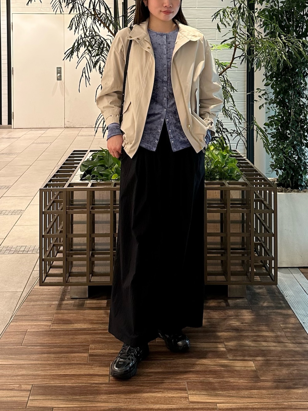 ベージュ系のその他アウター、ブルー系のその他トップス、ブルー系のその他パンツを着用したレディースの春コーディネートの3枚目の写真