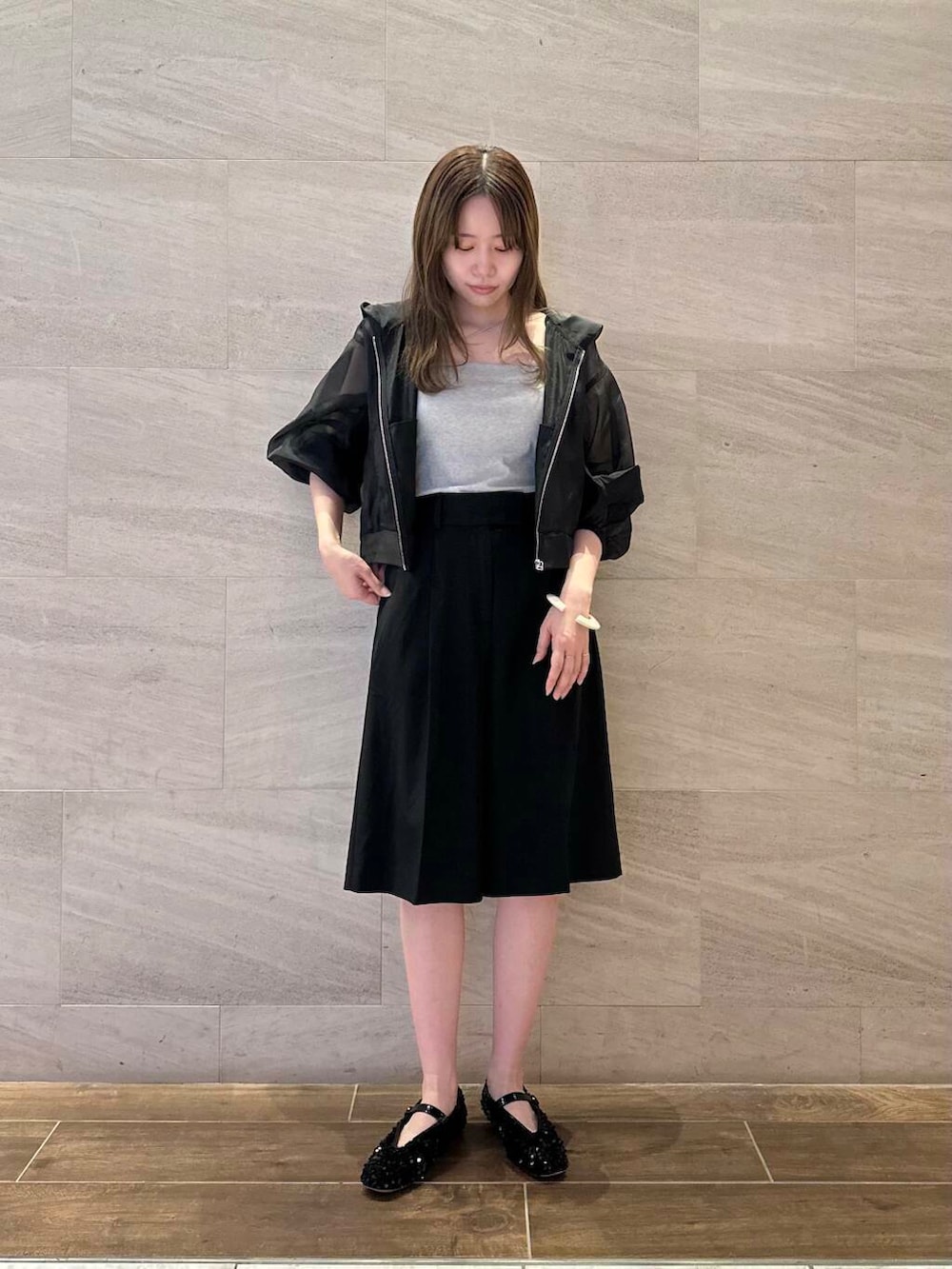 グレー系のキャミソール、ブラック系のその他パンツ、ブラック系のパンプスを着用したレディースの夏コーディネートの2枚目の写真