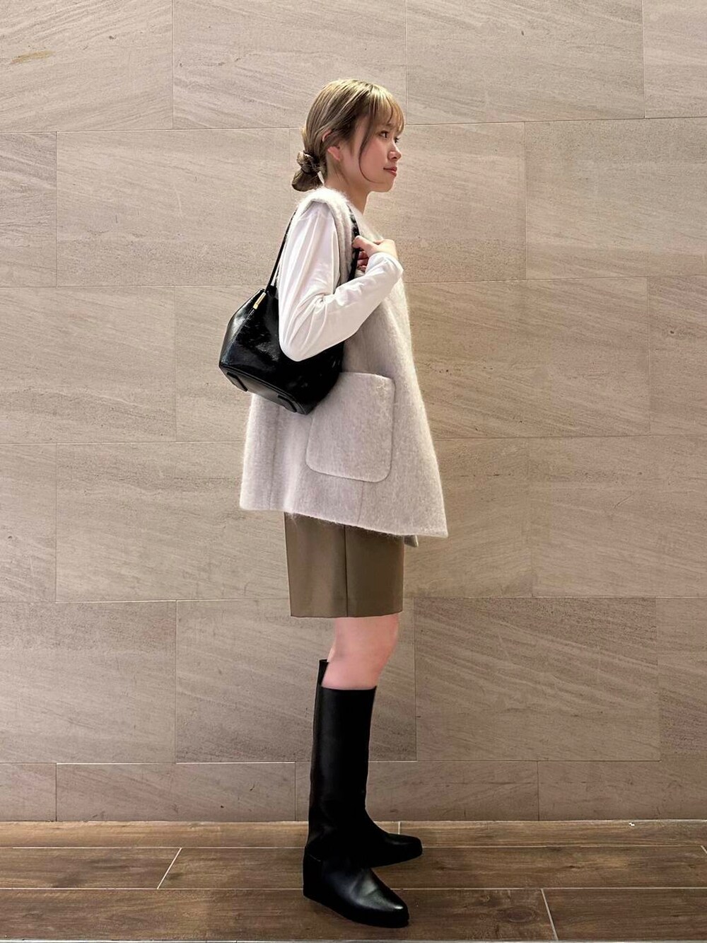 ブラック系のトートバッグ、ブラック系のブーツ、ブラウン系のその他パンツを着用したレディースの秋コーディネートの3枚目の写真