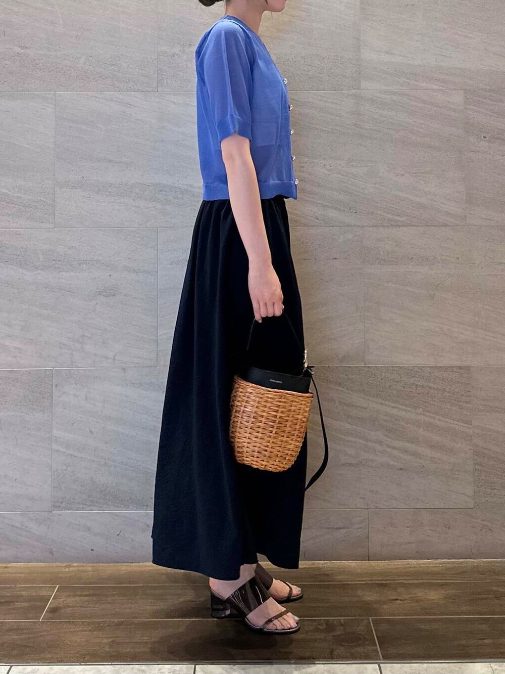 イエロー系のハンドバッグ、ホワイト系のその他パンツ、ブルー系のその他パンツを着用したレディースの夏コーディネートの3枚目の写真