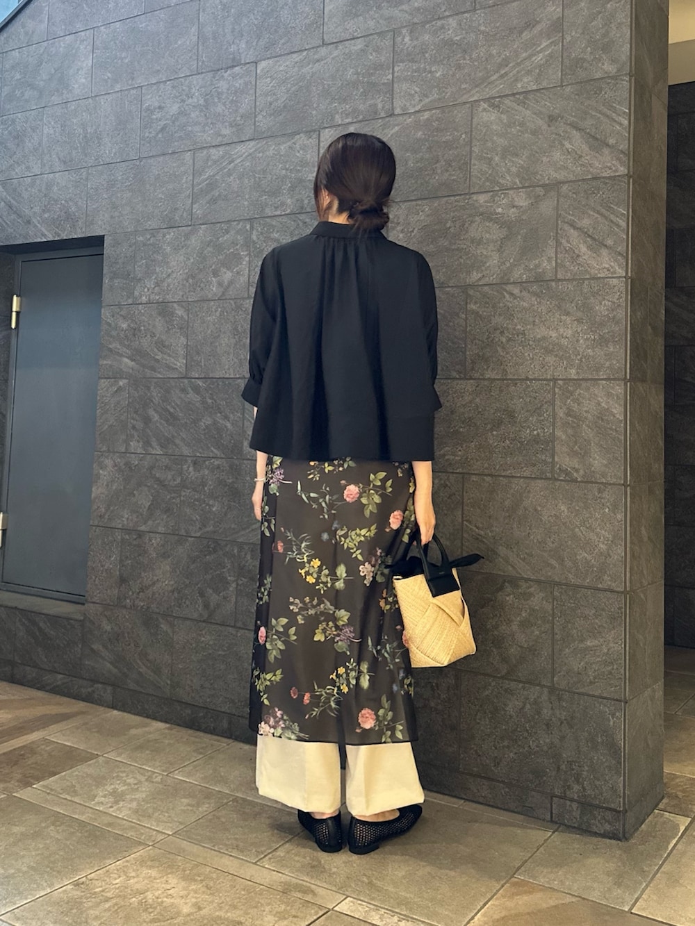ブラック系のシャツ/ブラウス、ベージュ系のその他パンツ、ベージュ系のショルダーバッグを着用したレディースの夏コーディネートの3枚目の写真