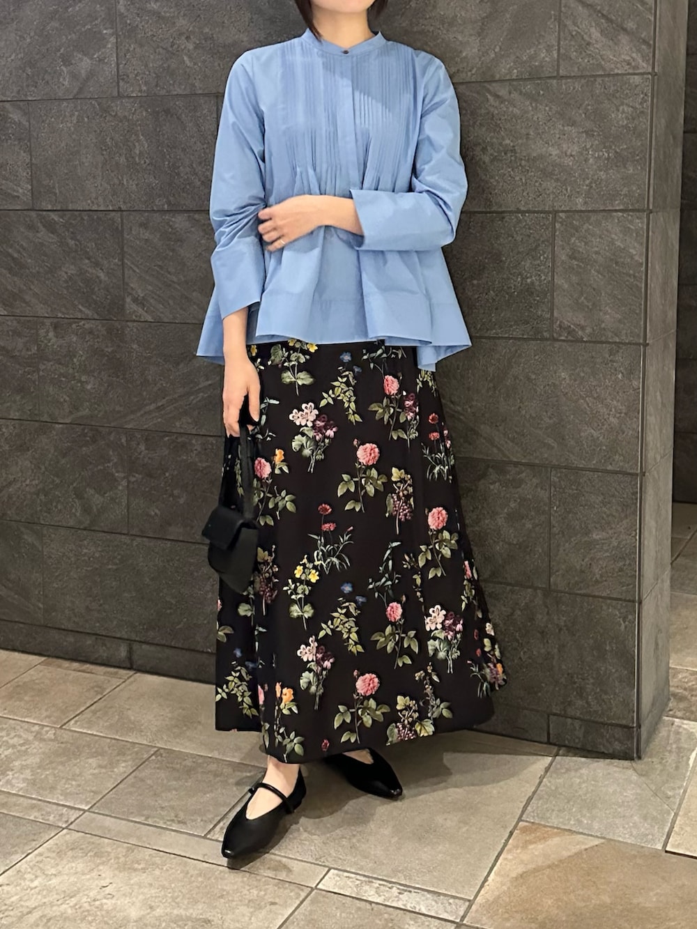 ブルー系のシャツ/ブラウス、ブラック系のスカート、ブラック系のその他シューズを着用したレディースの冬コーディネートの3枚目の写真