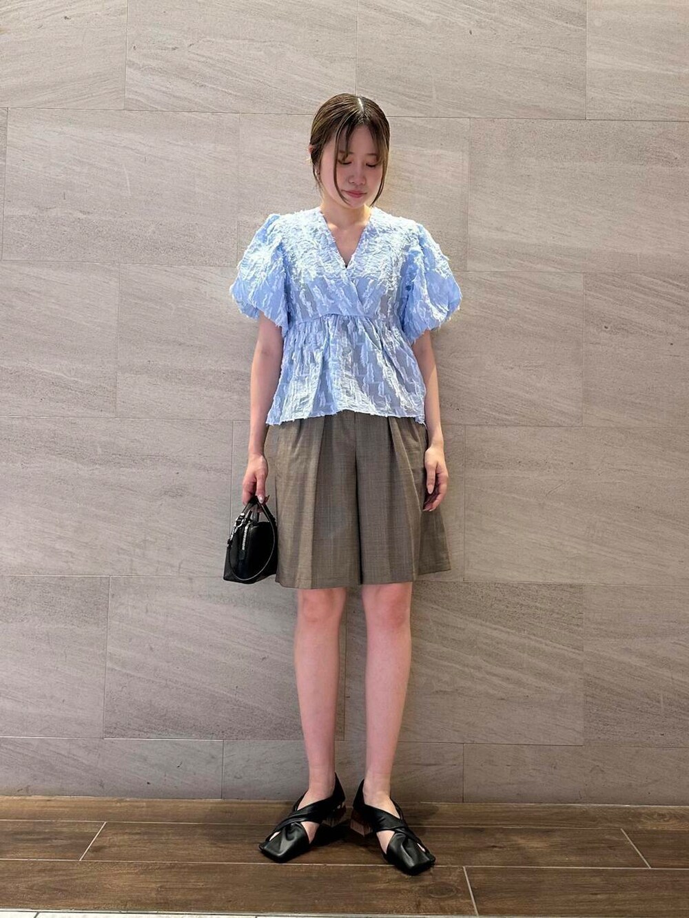 ブラウン系のその他パンツ、ブルー系のシャツ/ブラウスを着用したレディースの夏コーディネートの4枚目の写真