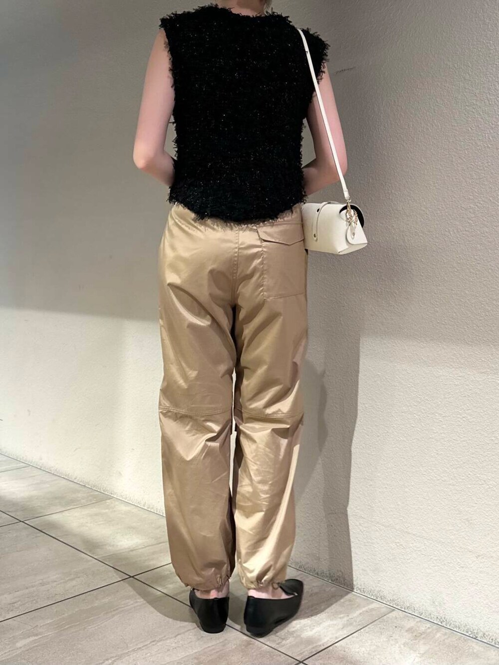 ブラック系のローファー、ホワイト系のショルダーバッグ、ベージュ系のその他パンツを着用したレディースの秋コーディネートの5枚目の写真