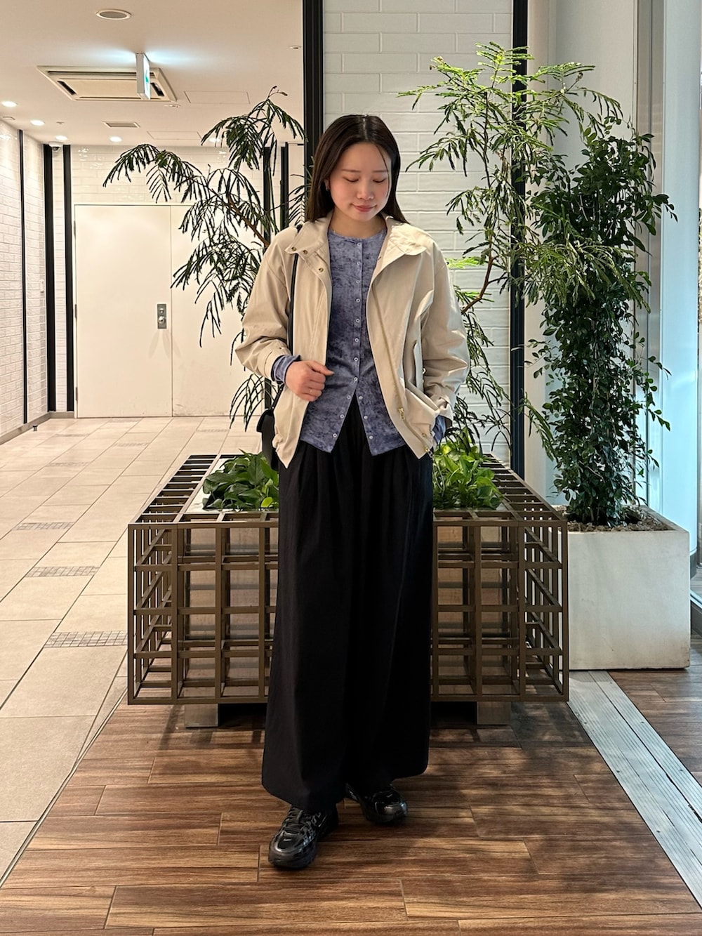 ベージュ系のその他アウター、ブルー系のその他トップス、ブルー系のその他パンツを着用したレディースの春コーディネートの2枚目の写真