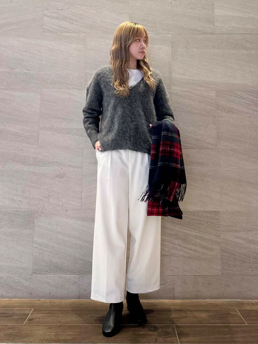 ブラック系のブーツ、グレー系のニット/セーター、ホワイト系のその他パンツを着用したレディースの秋コーディネートの4枚目の写真