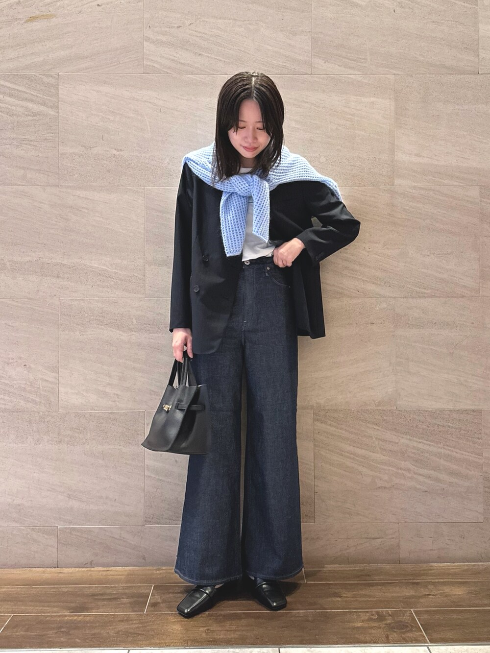 ブルー系のニット/セーター、ブルー系のその他アウター、ホワイト系のTシャツ/カットソーを着用したレディースの秋コーディネートの4枚目の写真