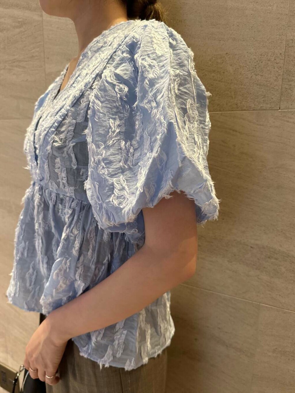 ブラウン系のその他パンツ、ブルー系のシャツ/ブラウスを着用したレディースの夏コーディネートの6枚目の写真