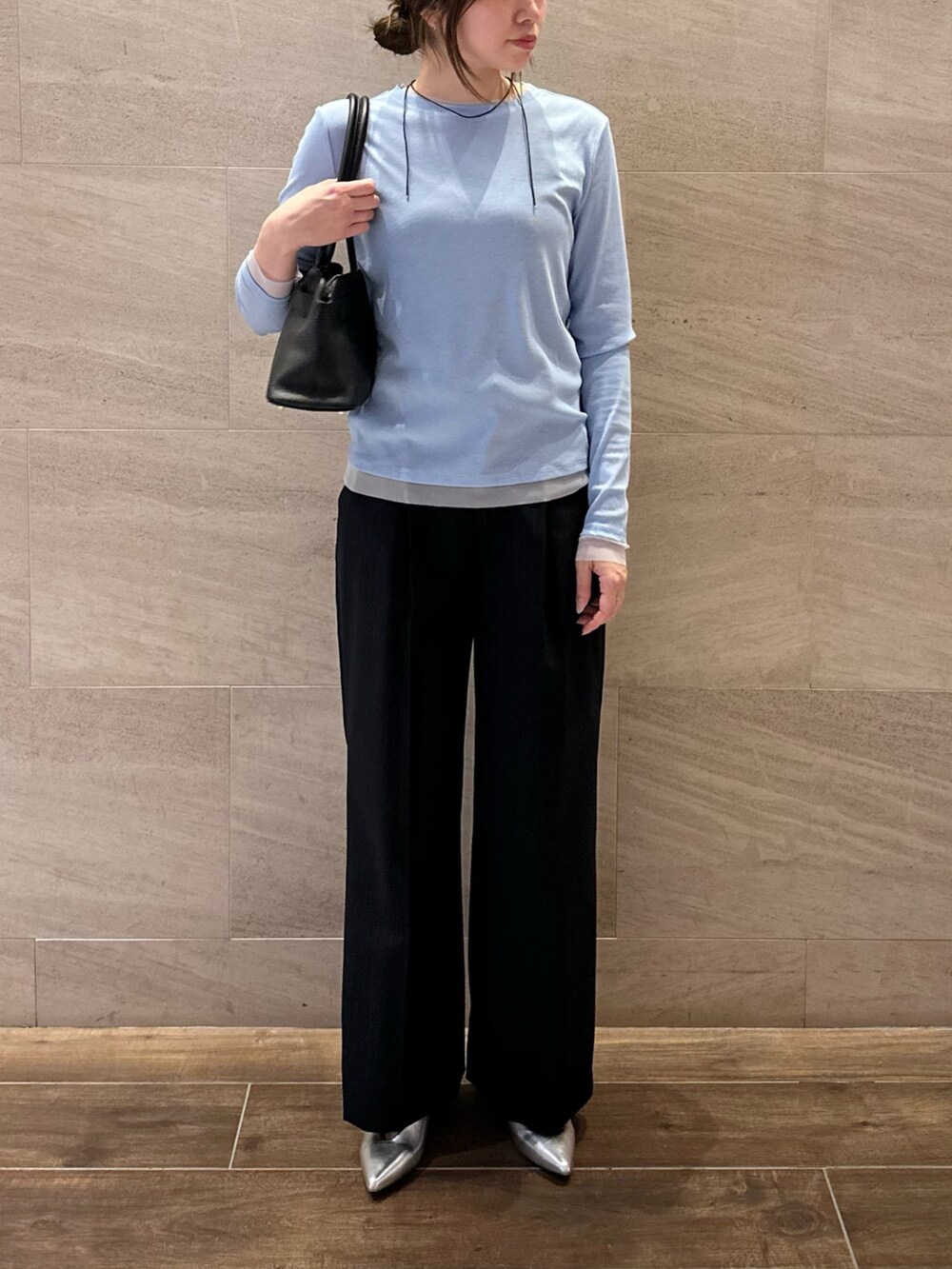 ブルー系のその他パンツ、シルバー系のパンプス、ブルー系のTシャツ/カットソーを着用したレディースの秋コーディネートの2枚目の写真