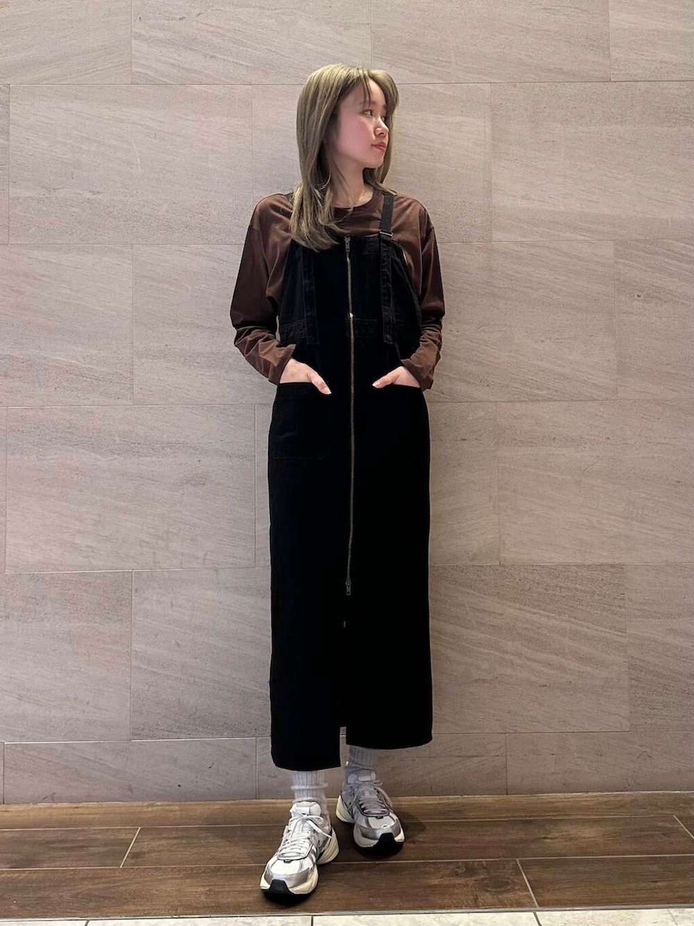 ブラック系のワンピース、ブラウン系のTシャツ/カットソー、ホワイト系のスニーカーを着用したレディースの冬コーディネートの3枚目の写真