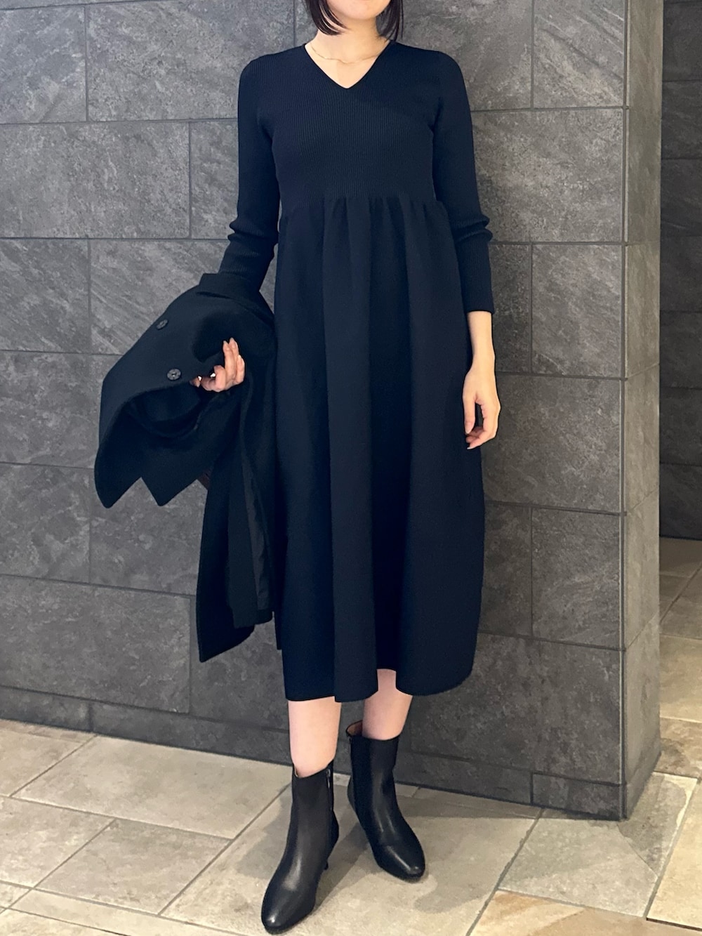 ブルー系のワンピース、ブラック系のその他アウター、ブラウン系のショルダーバッグを着用したレディースの秋コーディネートの5枚目の写真