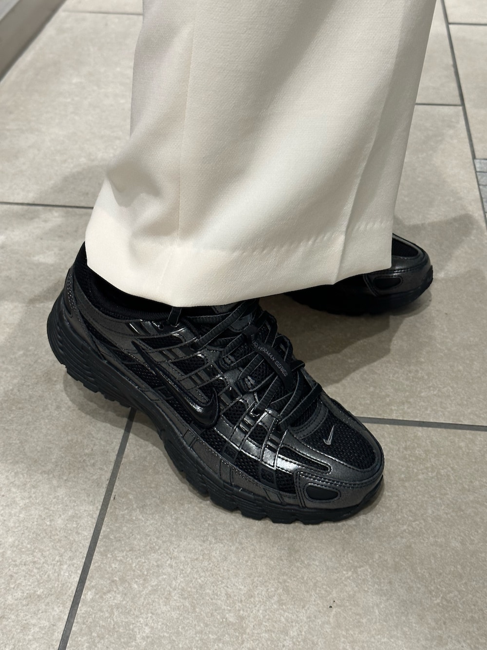 ベージュ系のその他アウター、ブルー系のその他トップス、ブルー系のその他パンツを着用したレディースの春コーディネートの7枚目の写真