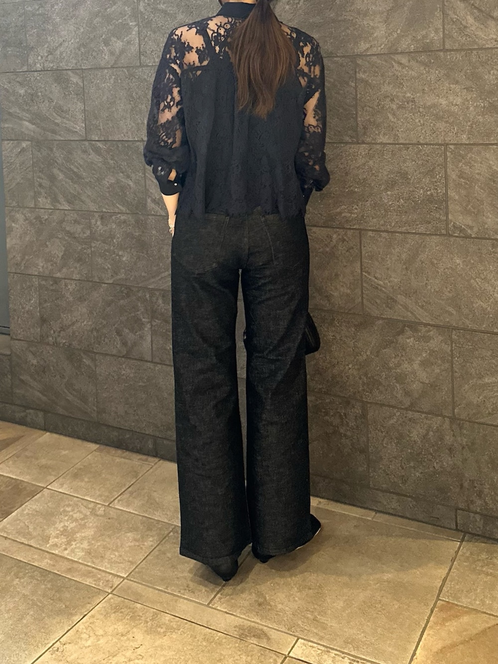 ブルー系のシャツ/ブラウス、ブラック系のデニムパンツ、ブラック系のその他シューズを着用したレディースの夏コーディネートの4枚目の写真