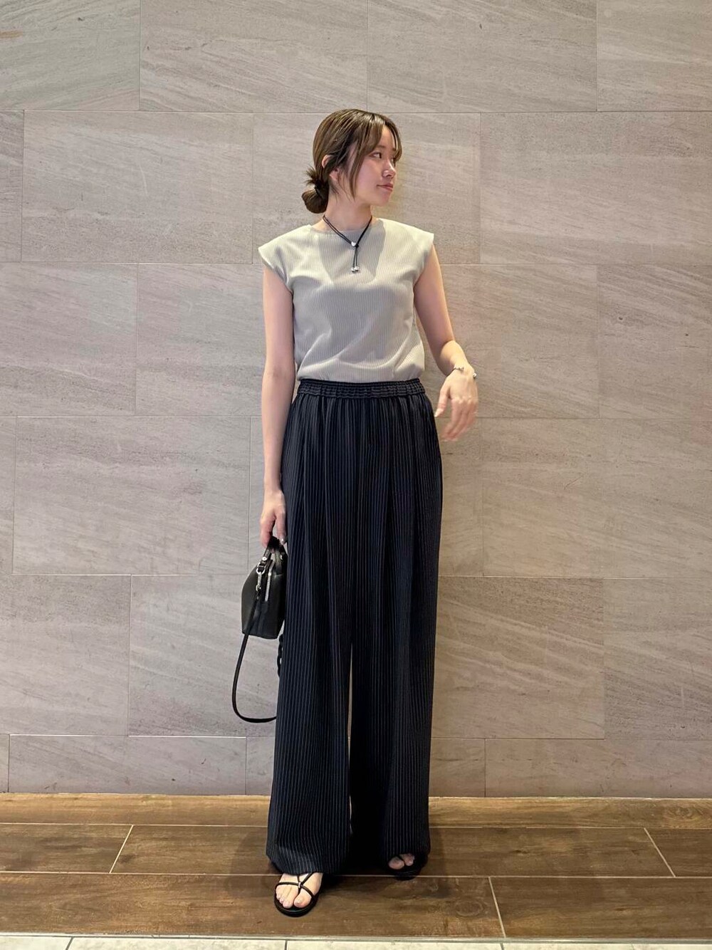 ベージュ系のTシャツ/カットソー、その他のその他パンツ、ブラック系のネックレスを着用したレディースの夏コーディネートの3枚目の写真