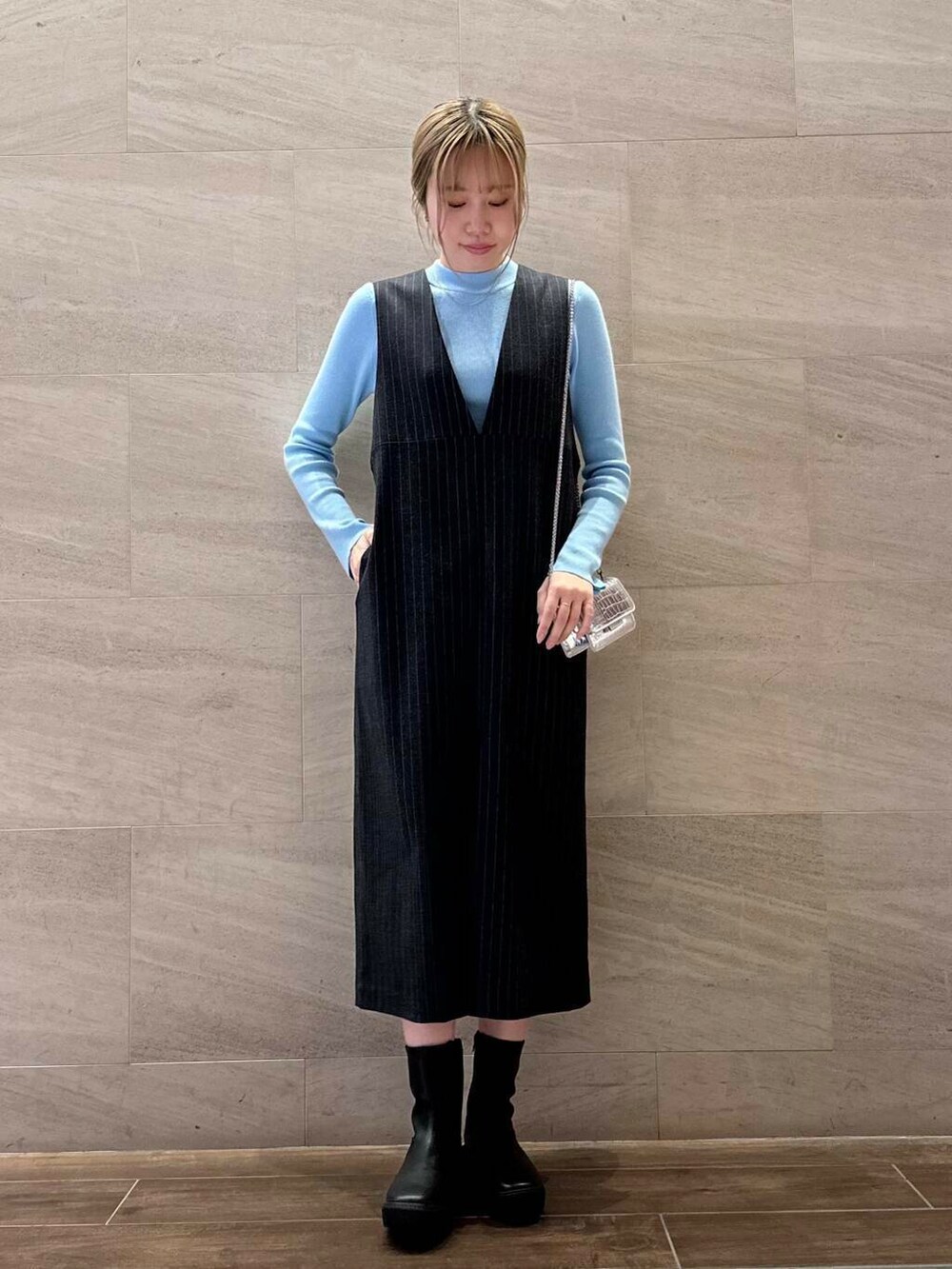 ブラック系のブーツ、ブルー系のワンピース、ブルー系のニット/セーターを着用したレディースの秋コーディネートの4枚目の写真