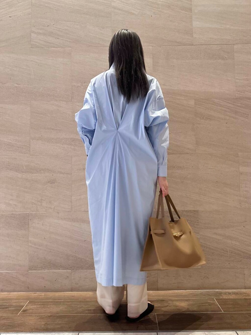 ホワイト系のその他パンツ、ブラウン系のトートバッグを着用したレディースの春コーディネートの4枚目の写真