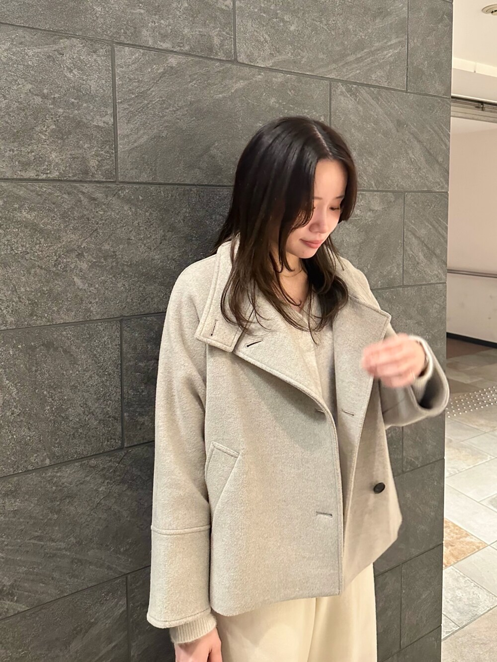 ホワイト系のカーディガン/ボレロ、ホワイト系のその他パンツ、ブラウン系のハンドバッグを着用したレディースの冬コーディネートの5枚目の写真