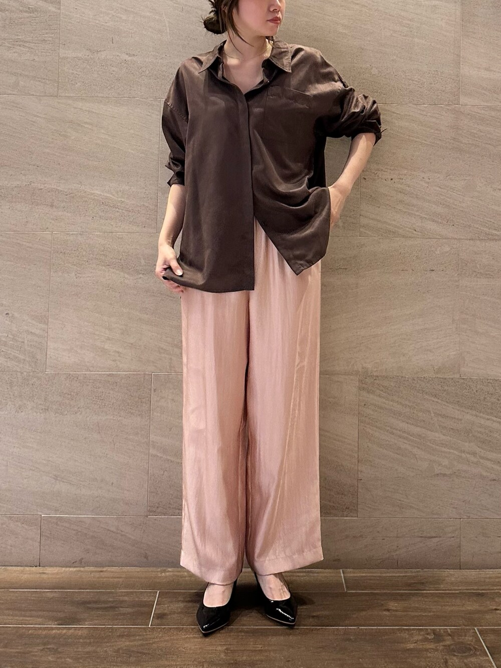 ブラウン系のシャツ/ブラウス、ピンク系のその他パンツ、ブラック系のパンプスを着用したレディースの夏コーディネートの3枚目の写真