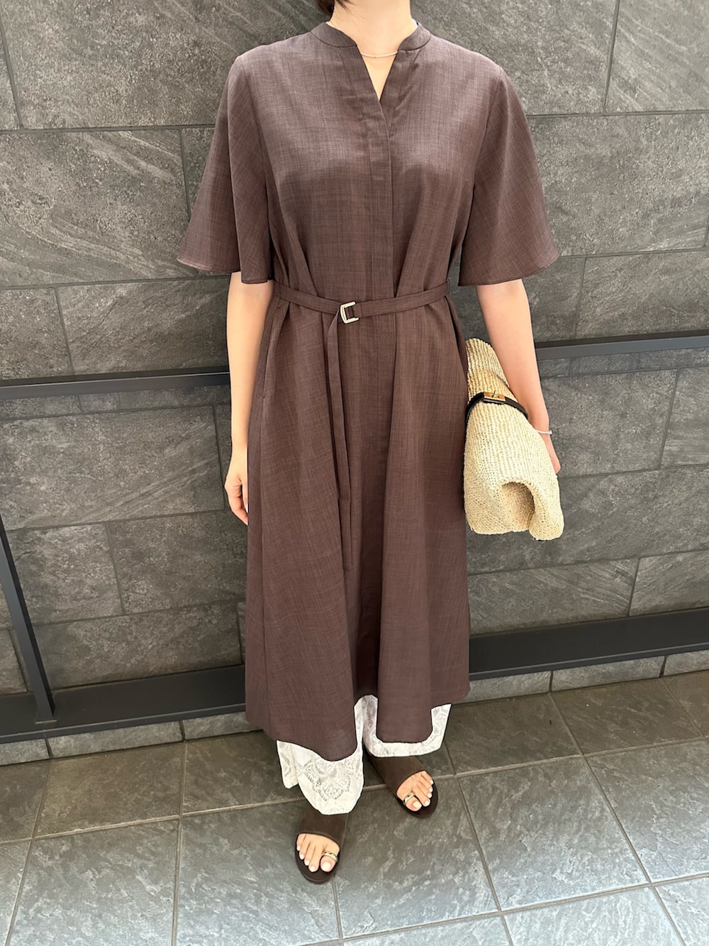 ベージュ系のかごバッグ、ホワイト系のその他パンツ、ブラウン系のワンピースを着用したレディースの夏コーディネートの4枚目の写真
