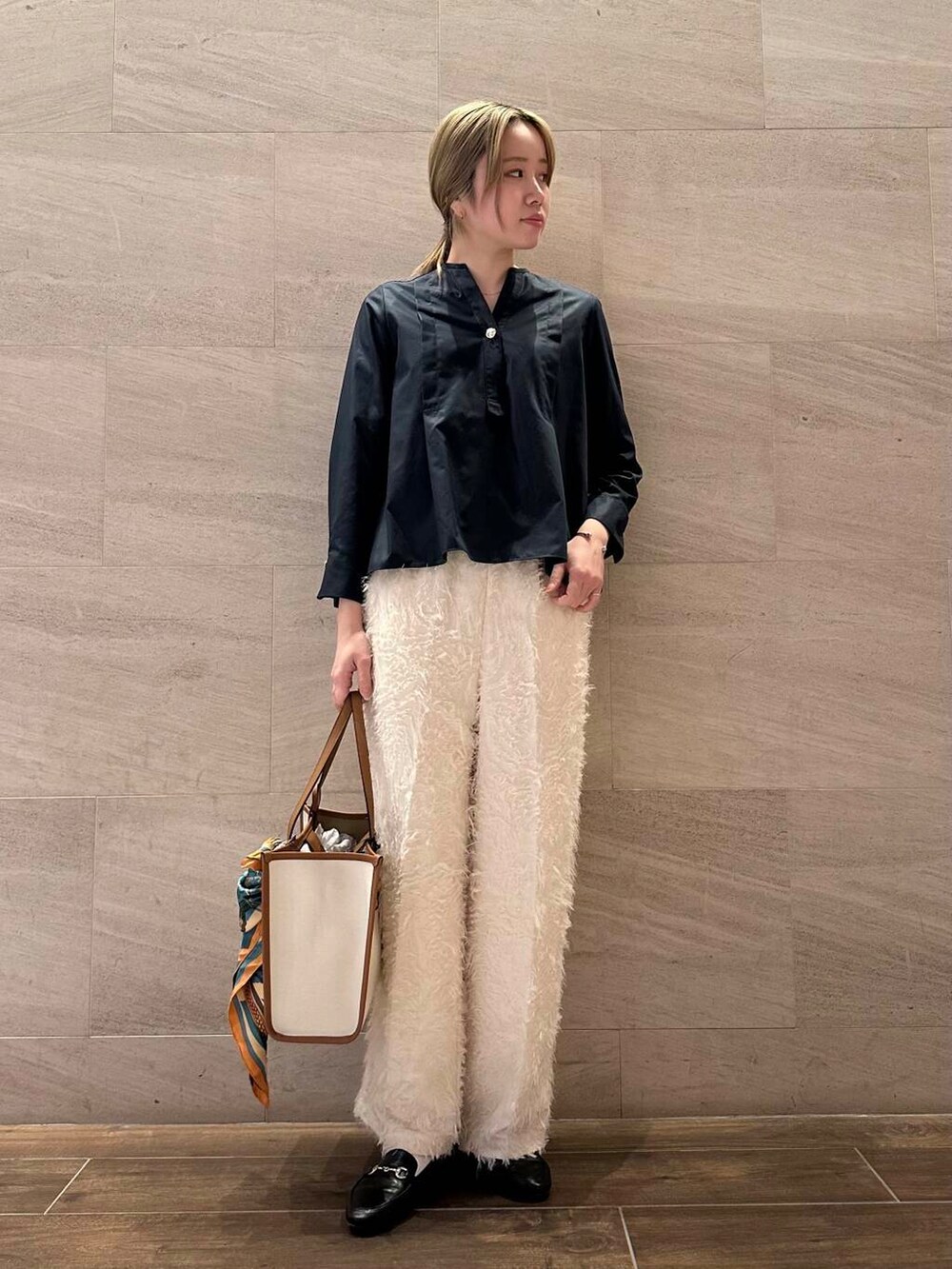 ホワイト系のその他パンツ、グリーン系のトレンチコート、ブルー系のシャツ/ブラウスを着用したレディースの春コーディネートの4枚目の写真