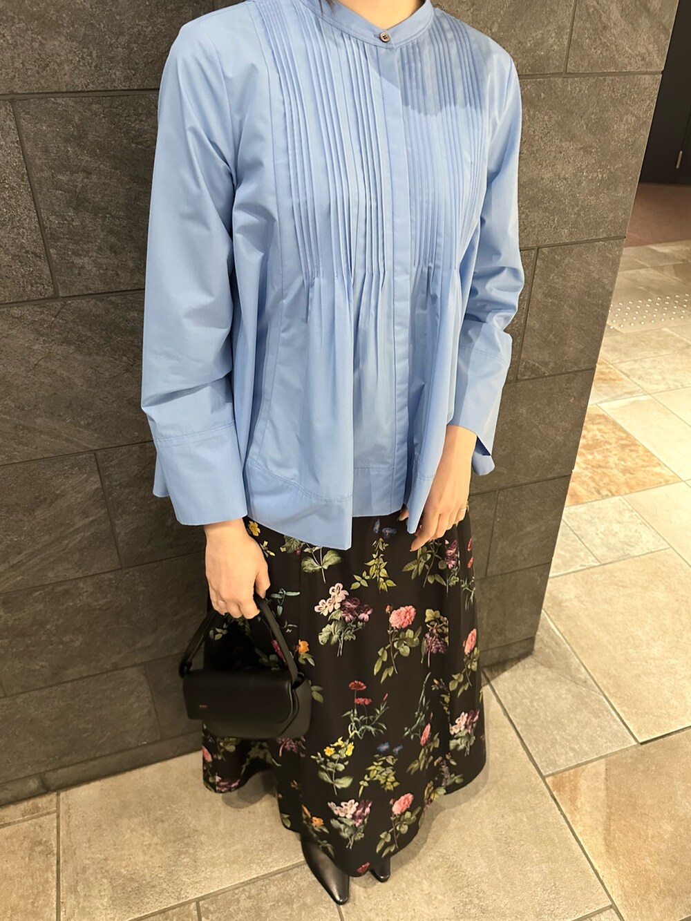 ブルー系のシャツ/ブラウス、ブラック系のスカート、ブラック系のその他シューズを着用したレディースの冬コーディネートの5枚目の写真