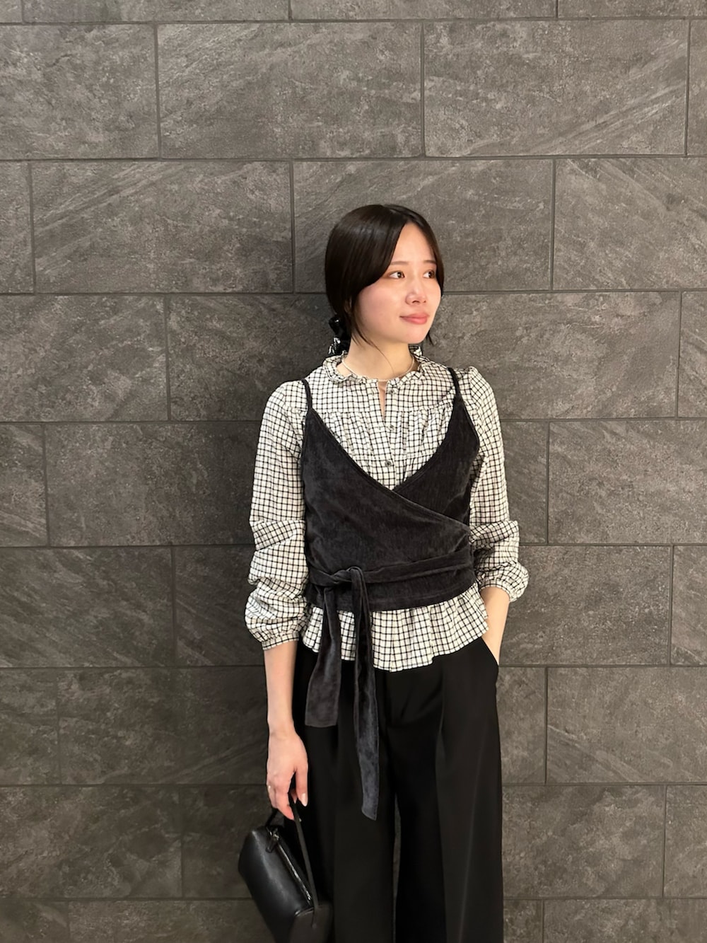 ホワイト系のシャツ/ブラウス、ブラック系のその他パンツ、グレー系のキャミソールを着用したレディースの秋コーディネートの4枚目の写真