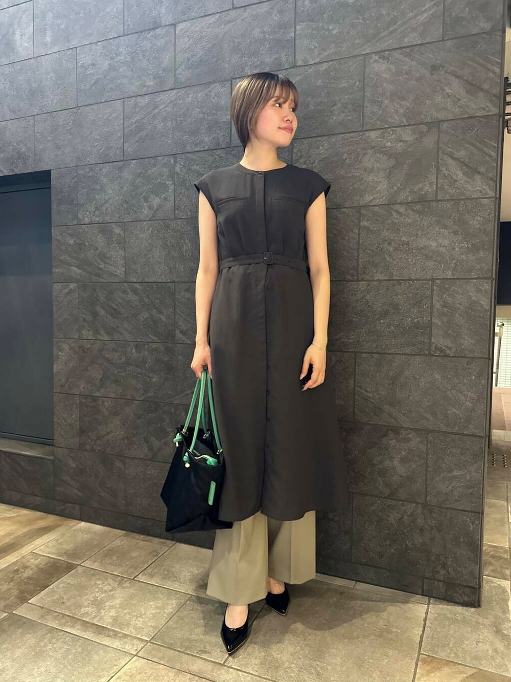 ブラック系のパンプス、ブラウン系のその他パンツ、グレー系のワンピースを着用したレディースの夏コーディネートの4枚目の写真