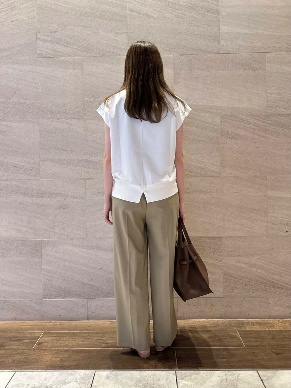 ホワイト系のスウェット、ベージュ系のその他シューズ、シルバー系のネックレスを着用したレディースの夏コーディネートの4枚目の写真