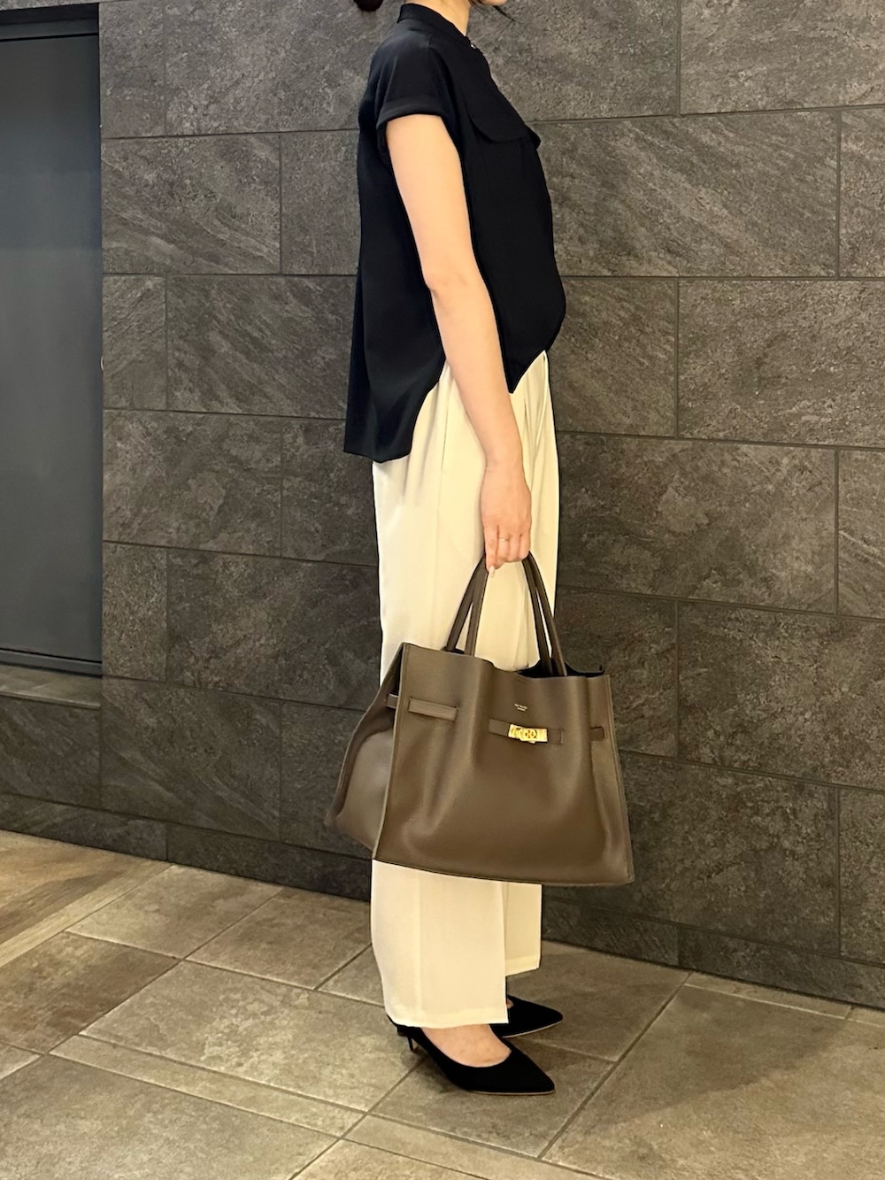 ブルー系のシャツ/ブラウス、ホワイト系のその他パンツ、ブラック系のパンプスを着用したレディースの夏コーディネートの3枚目の写真