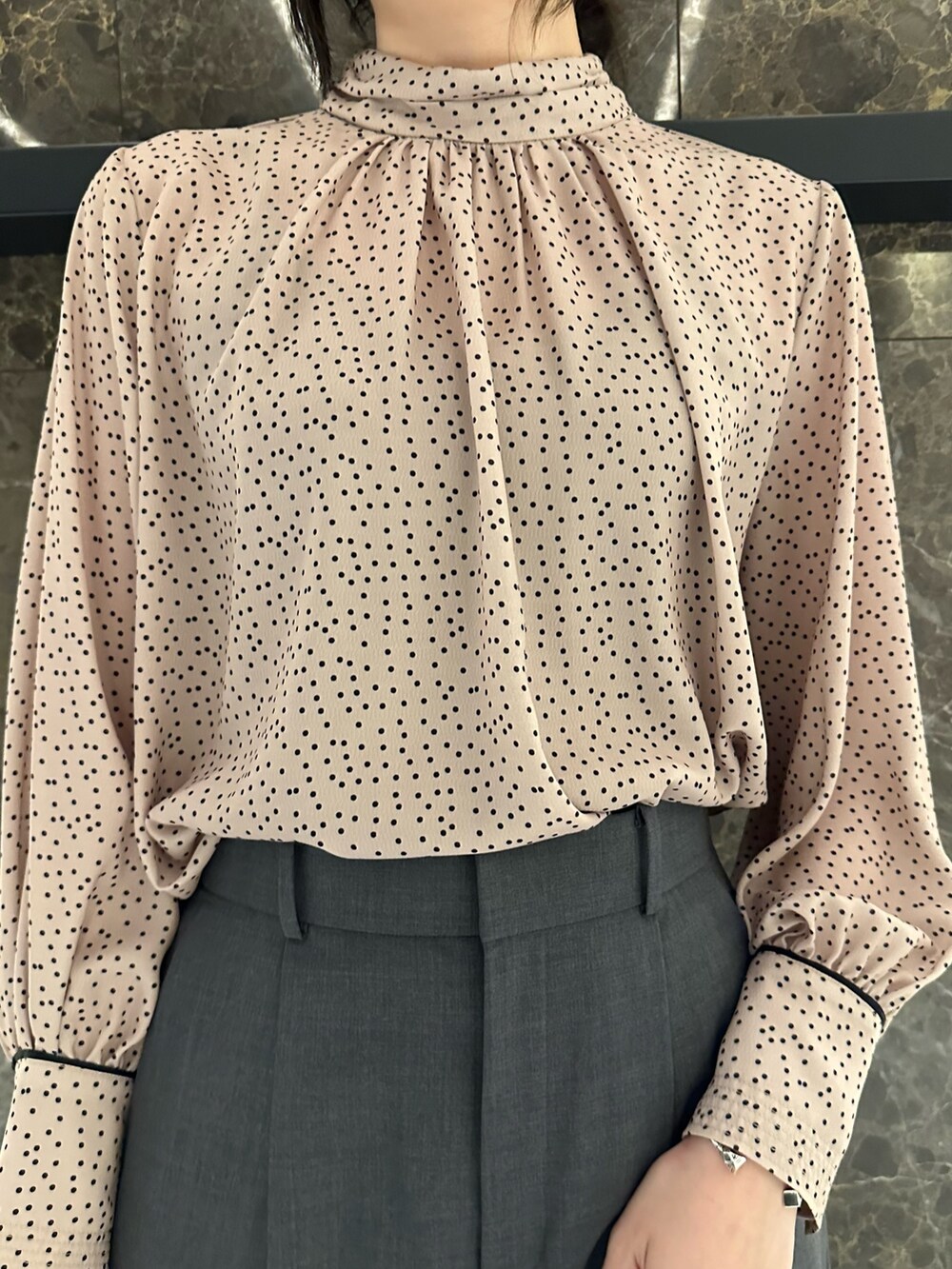 グレー系のその他パンツ、ブラック系のブルゾン、ブラック系のハンドバッグを着用したレディースの秋コーディネートの7枚目の写真